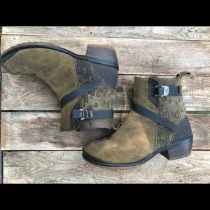 KEEN Boots with buckles and heel EUC size 36 or 6 US